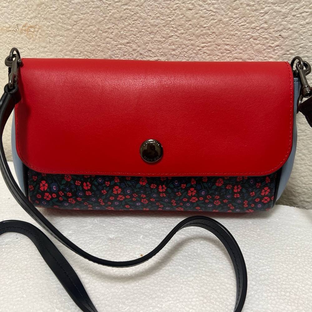 Coach Reversible Floral Crossbody Clutch Handbag Purse . In excellent condition